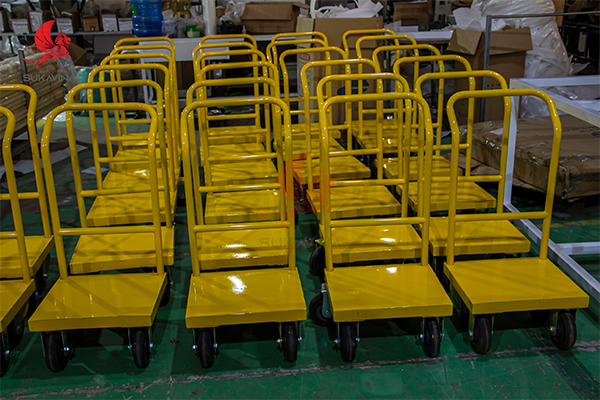 Hình ảnh lô xe đẩy hàng 4 bánh sơn tĩnh điện được sản xuất hàng loạt tại xưởng Sukavina – màu sắc nổi bật, bền đẹp và đồng nhất.